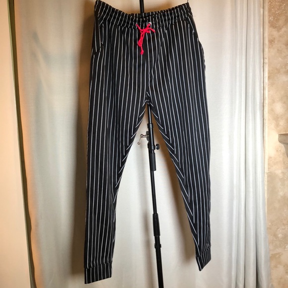 Madison Beer- Misguided Size 6 Pinstripe Trousers - Picture 4 of 6